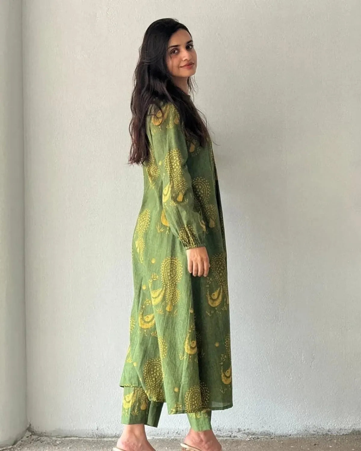 Elegant Green Anarkali Kurta with Ethnic Paisley Design
